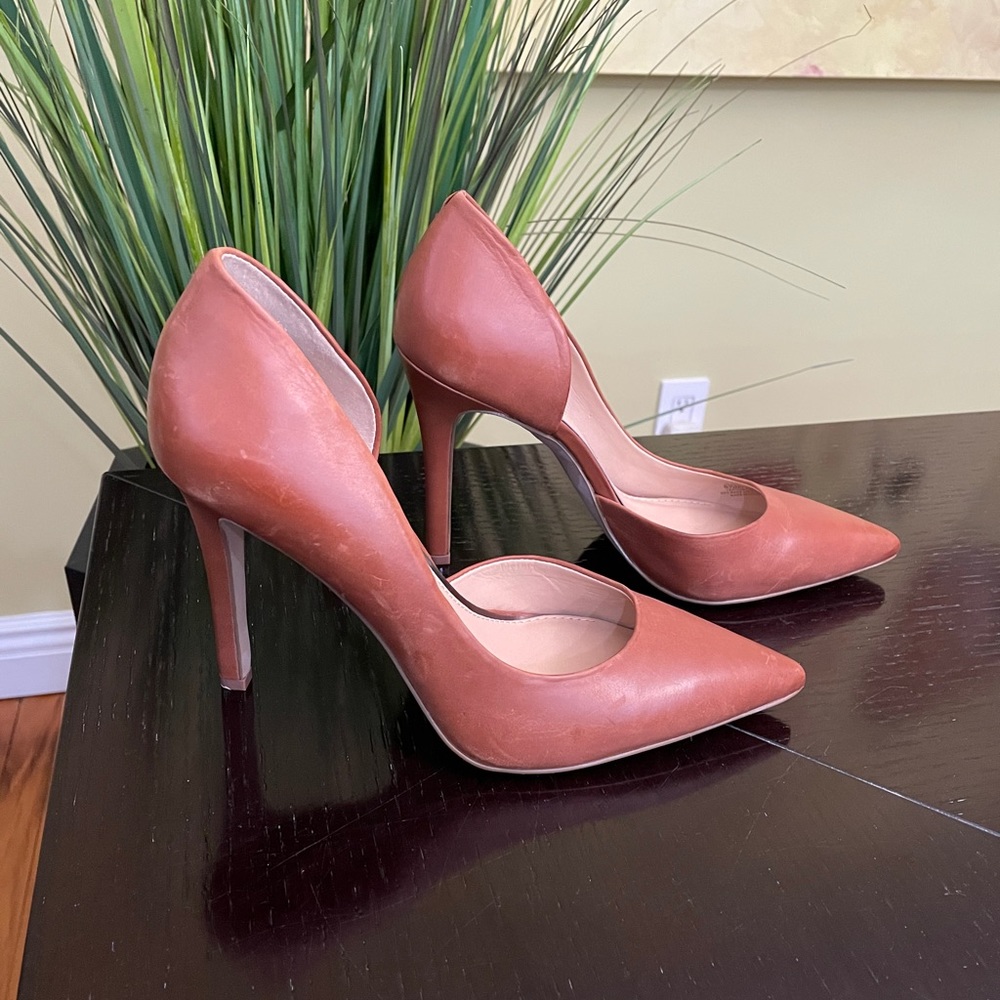 Jessica Simpson pumps